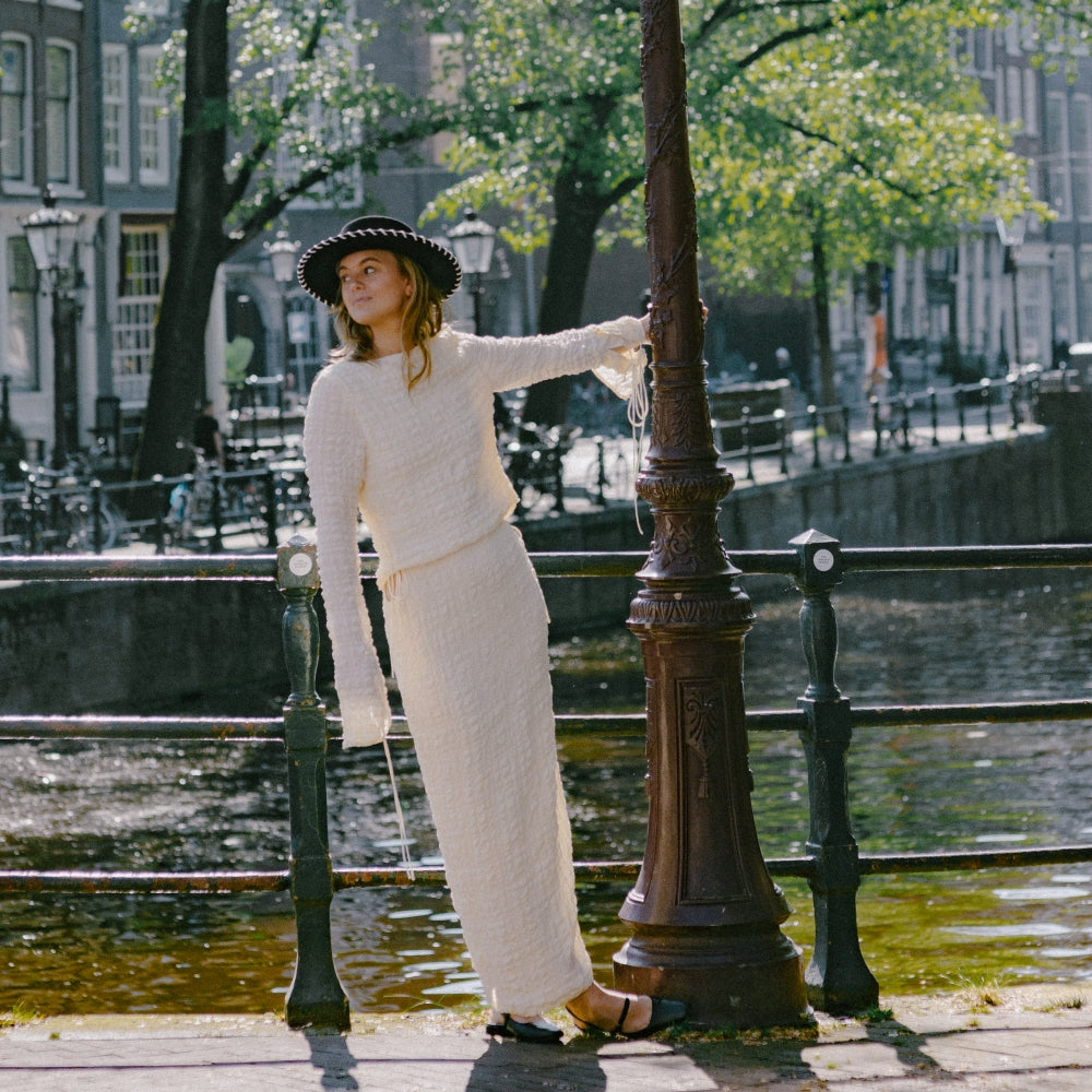 De Bullfighter La Bonita is een zwarte boater hoedstijl met wit stiksel op de rand. Het is een tijdloze hoed ontworpen door Old Habits Die Hard. Gevestigd in Amsterdam. Het is een unieke hoed. The Bullfighter La Bonita is a black boater hat style with white stitching on the brim. It's a timeless hat designed by Old Habits Die Hard. Based in Amsterdam. It's a unique hat.
