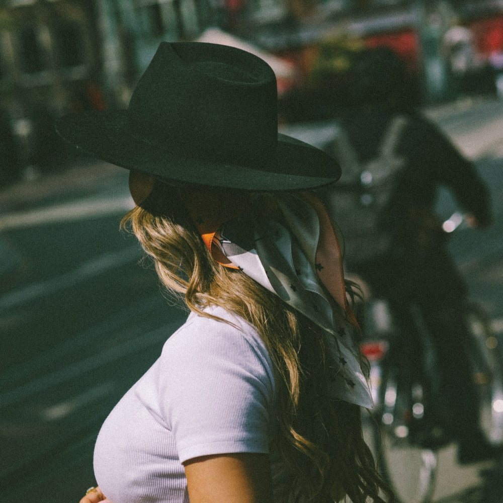 The Iconic Black Pearl. Black Fedora Hat. Timeless Fedora hat styles. Wool hat styles. Wool hat. Hoedenwinkel Amsterdam. Tijdloze zwarte hoed. Timeless Black Hat.