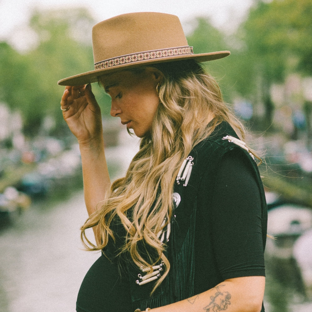 The Iconic Bombay Brown fedora hat. Camel hat. Wool Hat. Camel wool hat. Brown Hat. Fedora hat styles. Unique hat. Timeless Hat. Wool Hats. Premium quality hats. Hoed Amsterdam. Hoedenwinkel in Amsterdam. Hat store in Amsterdam.