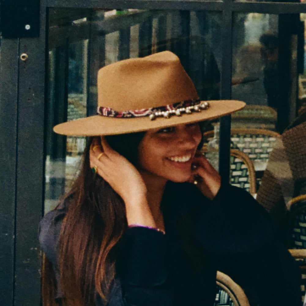 The Iconic Bombay Brown fedora hat. Camel hat. Wool Hat. Camel wool hat. Brown Hat. Fedora hat styles. Unique hat. Timeless Hat. Wool Hats. Premium quality hats. Hoed Amsterdam. Hoedenwinkel in Amsterdam. Hat store in Amsterdam.