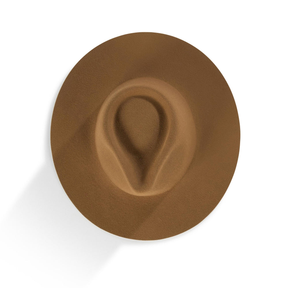 The Iconic Bombay Brown fedora hat. Camel hat. Wool Hat. Camel wool hat. Brown Hat. Fedora hat styles. Unique hat. Timeless Hat. Wool Hats. Premium quality hats. Hoed Amsterdam. Hoedenwinkel in Amsterdam. Hat store in Amsterdam.