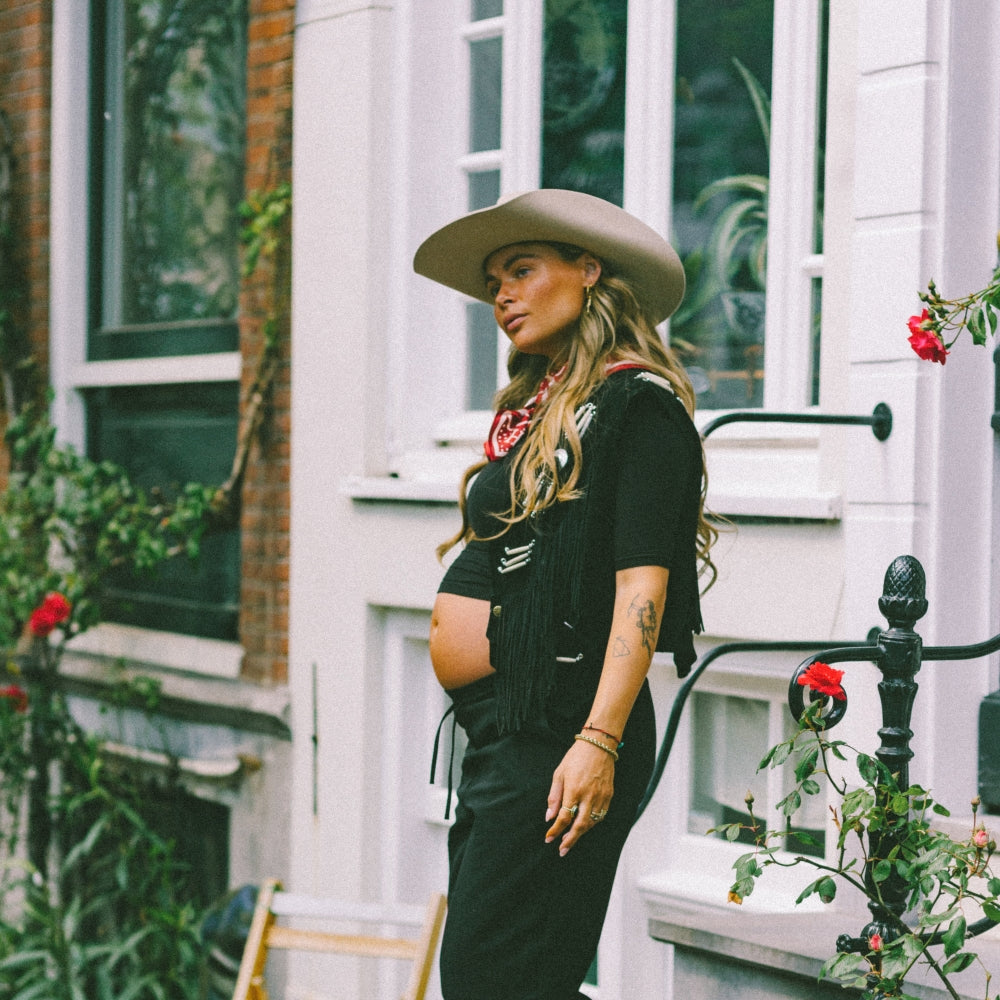 The Rodeo Smooth Shadow Cowboy hat. The Rodeo Smooth Shadow Fedora hat. Fedora hat styles. Wool Hat Styles. Cowboy hat style. Trendy Hats. Cowboy Hats 2024. Hoed Amsterdam. Hoedenwinkel Amsterdam. Hats in Amsterdam. Unique Hats. Cowboy Hats. Fedora with Western Vibes.