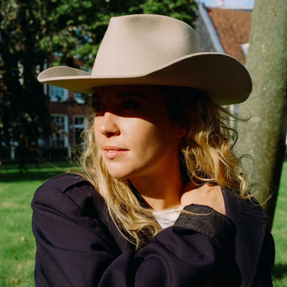 The Rodeo Smooth Shadow Cowboy hat. The Rodeo Smooth Shadow Fedora hat. Fedora hat styles. Wool Hat Styles. Cowboy hat style. Trendy Hats. Cowboy Hats 2024. Hoed Amsterdam. Hoedenwinkel Amsterdam. Hats in Amsterdam. Unique Hats. Cowboy Hats. Fedora with Western Vibes.