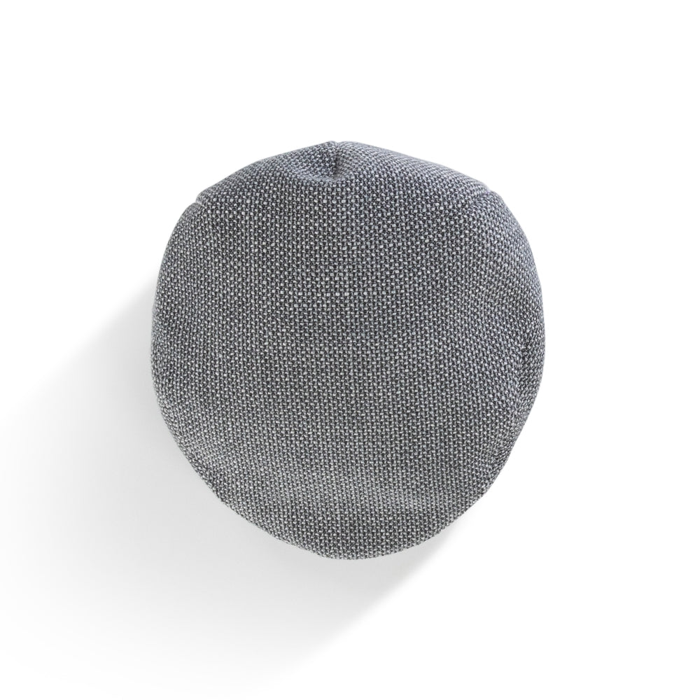 Front view of The Flat Cap Bit of Blue, a timeless unisex wool flat cap for all-season wear. Platte pet van wol voor heren en dames, ideaal voor elk seizoen. Platte flat cap van wol voor dames en heren, ideaal voor elk seizoen.