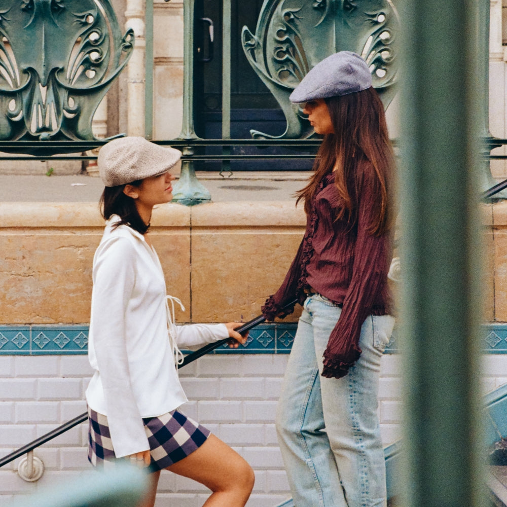 The Flat Cap Bit of Blue worn on a city stroll, a versatile unisex cap for all seasons. Blauwe platte pet gedragen tijdens een stadswandeling, perfect voor elk seizoen.