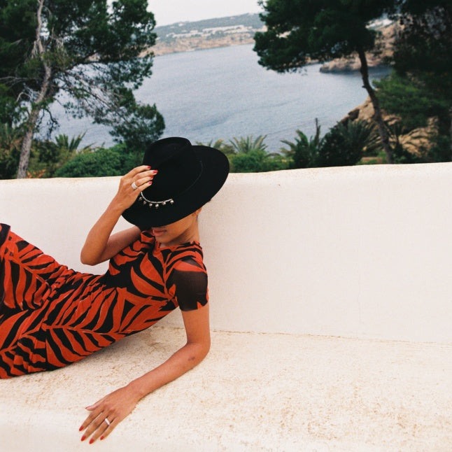 The Iconic Black Pearl. Black Fedora Hat. Timeless Fedora hat styles. Wool hat styles. Wool hat. Hoedenwinkel Amsterdam. Tijdloze zwarte hoed. Timeless Black Hat.