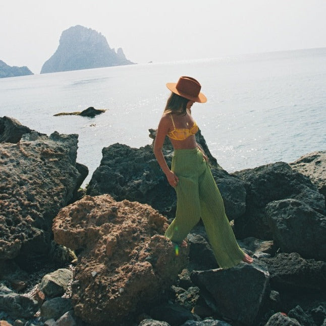 The Iconic Terra Cotta orange Fedora Hat. Timeless Fedora Hat. Statement Fedora hat. Unique Hat styles. Unieke Hoed. Statement hoed. Trendy hoed. High quality hats. Hoed Amsterdam. Hoedenwinkel in Amsterdam.